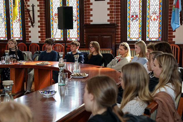 „Młodzi Ambasadorzy Edukacji Obywatelskiej” w ratuszu