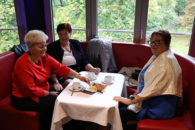 Seniorzy świętowali w restauracji „Różana”