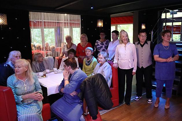 Seniorzy świętowali w restauracji „Różana”