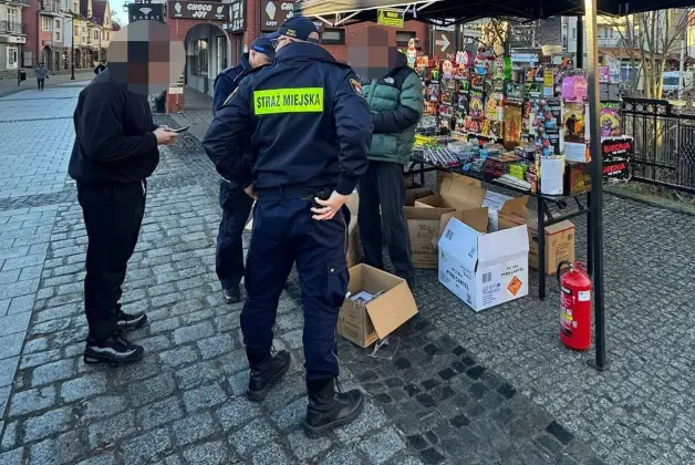 Strażnicy miejscy i policjanci kontrolują punkty sprzedaży fajerwerków na terenie Lęborka