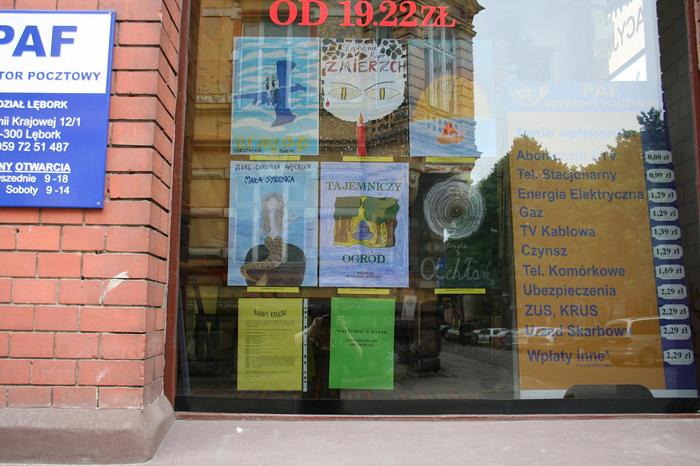 Najbardziej kolorowe okładki książek w witrynie sklepowej