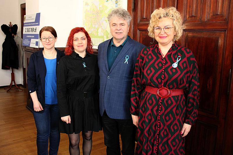 Niebieska wstążka na znak solidarności z osobami z autyzmem