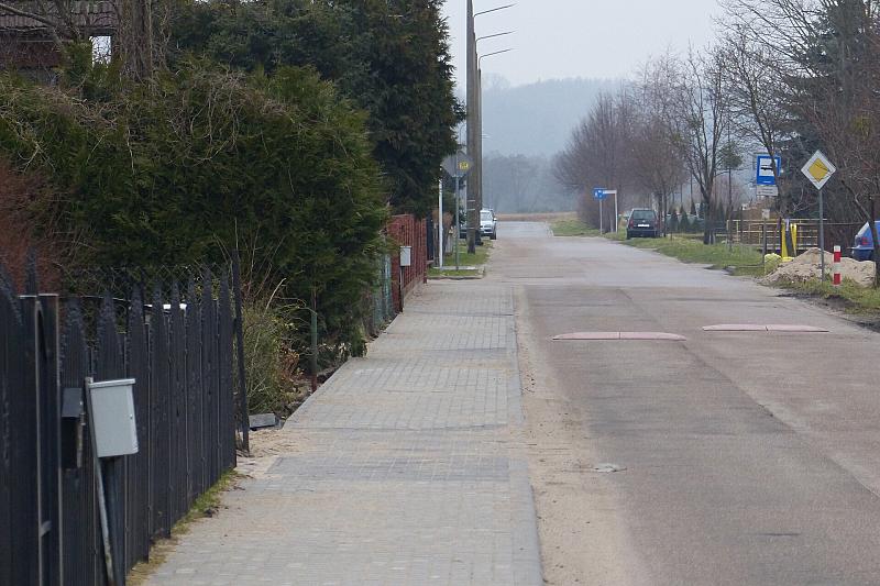 Ulica Kanałowa z nowym chodnikiem