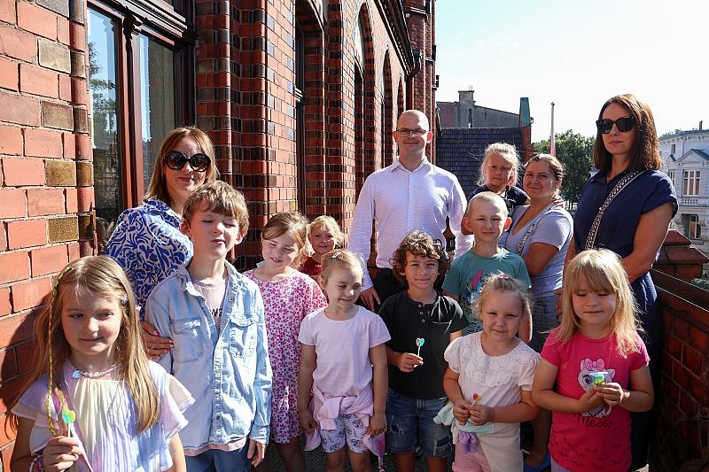 Wakacyjna przygoda w Urzędzie Miejskim – wizyta dzieci z Przedszkola Baśniowego