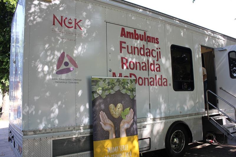 Ambulans Fundacji Ronalda McDonalda na placu Pokoju