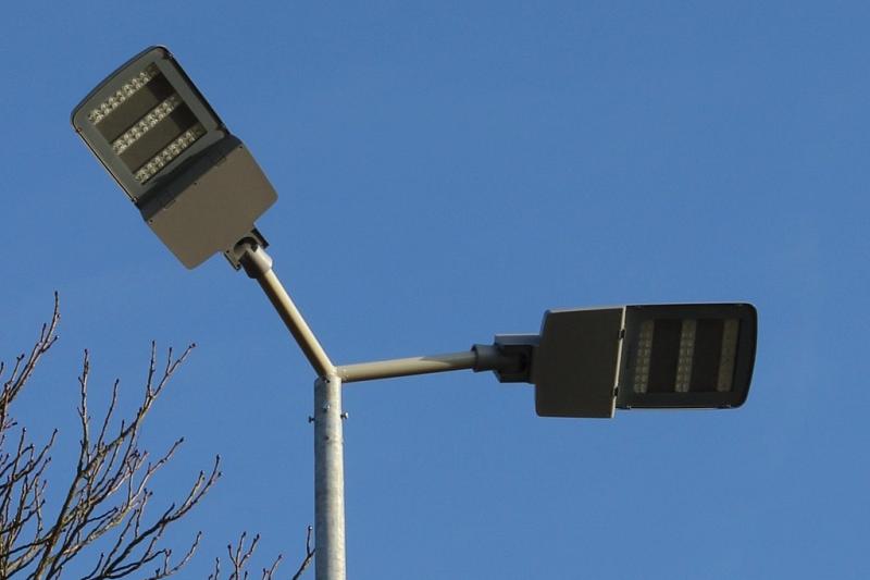 Pobiegają przy światłach. Lampy LED na bieżni lekkoatletycznej