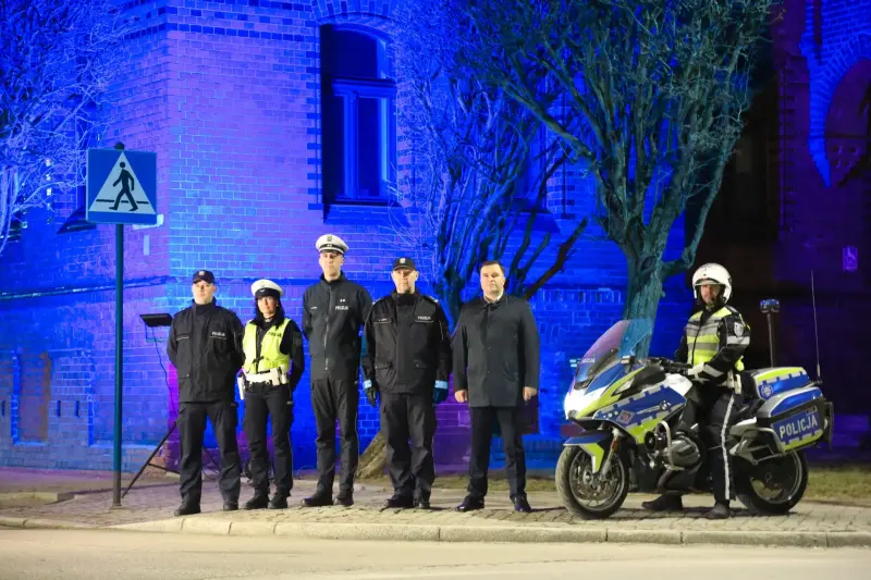 Lębork pamięta o poległych funkcjonariuszach - niebieska iluminacja ratusza